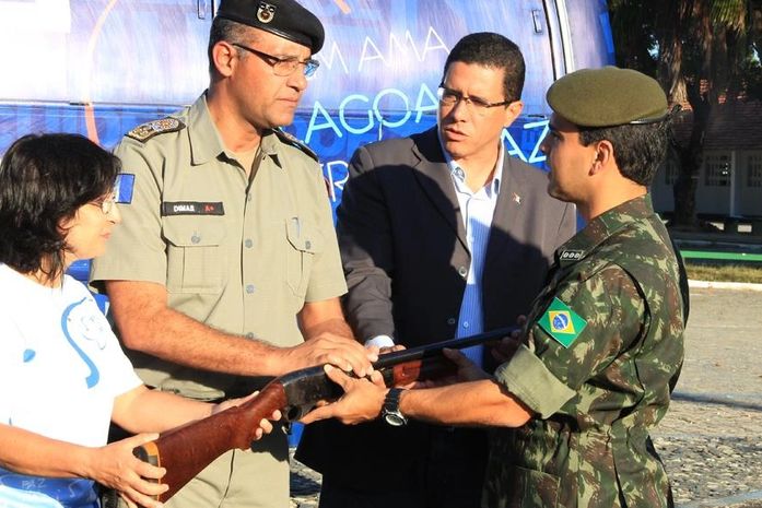 Governo entrega armas para serem destruídas pelo Exército