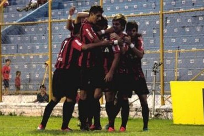 Atlético-PR vence, fica mais perto da classificação e elimina o ASA: 2 a 1