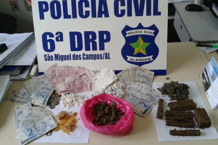 Mais de um quilo de maconha foi apreendido na operação.