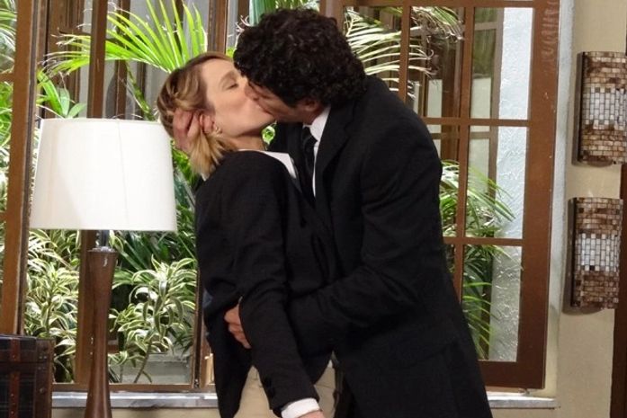 Nando tasca um beijo apaixonado em Juliana