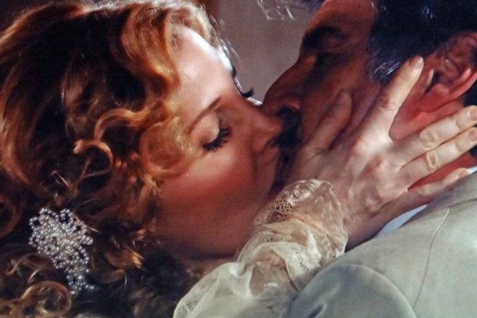 Após ataque no camarim, Diva ouve declaração de Mario e o beija em 'Lado'