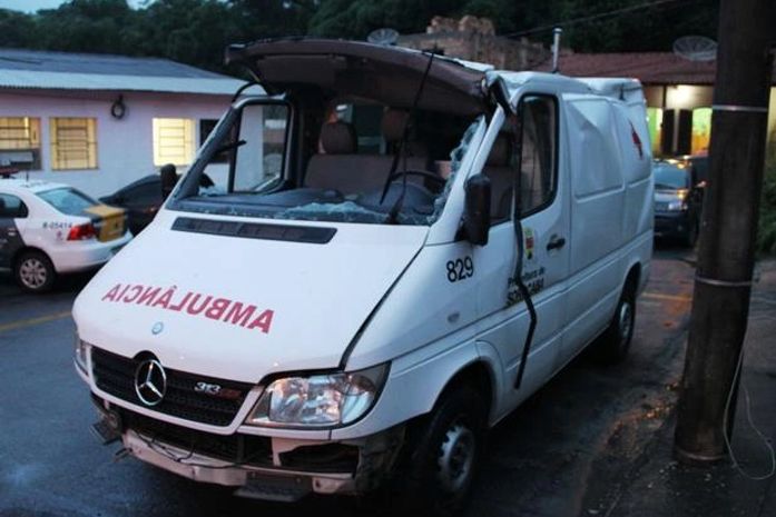 Ambulância capota e deixa 3 feridos no interior