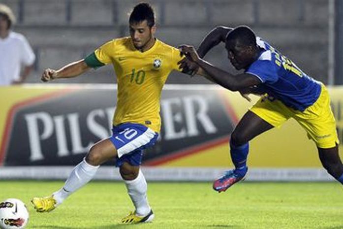 Brasil derrapa na estreia e fica no empate com o Equador