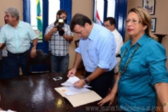 Cristiano Matheus e sua vice, dando posse ao novo secretariado na presença do suplente senador Euclides Mello
