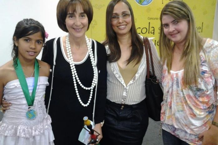 Na foto, a estudante Josefa Kamila, Viviane Senna, Fabiana Silva e Katiene da Silva Santos