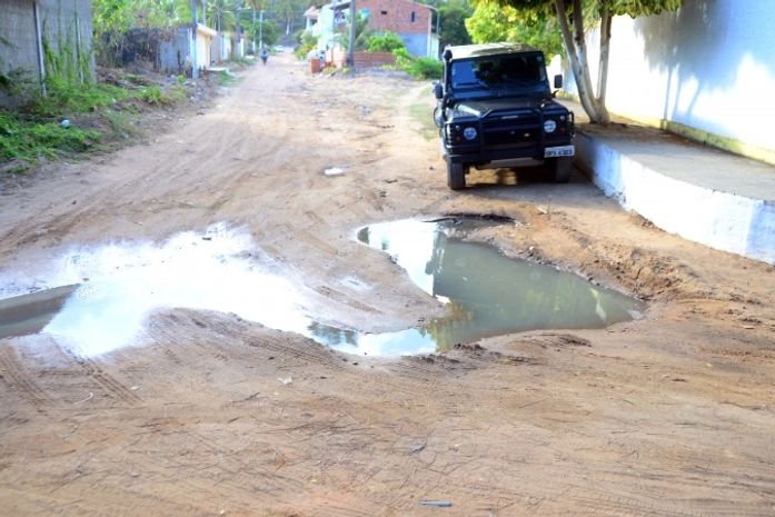Moradores denunciam esgoto a céu aberto na Barra de São Miguel