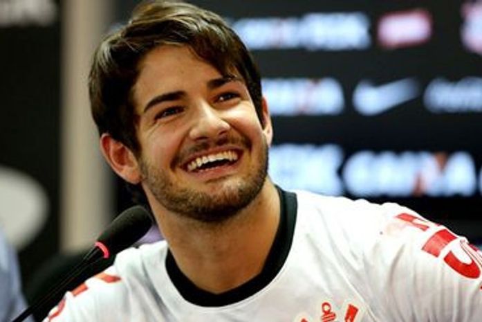 Pato é apresentado: 'Calor da torcida me fez escolher o Corinthians '
