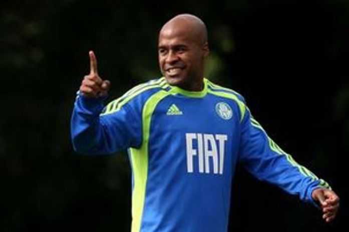 Confirmado! Marcos Assunção fecha com o Santos por um ano