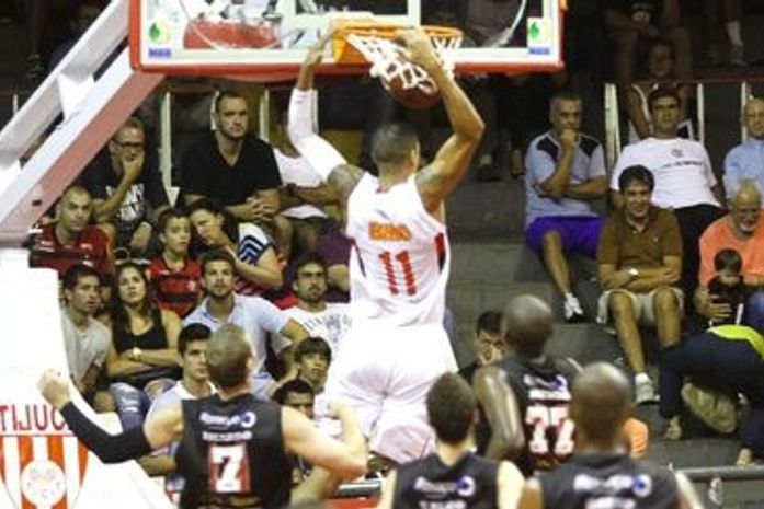 Fla resolve no início, bate Joinville e quebra recorde de vitórias