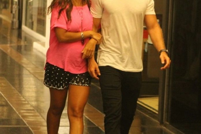 Com o marido, Ju Paes pega um cineminha e já não disfarça a gravidez