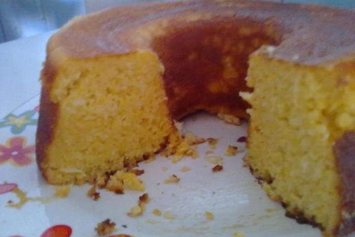 Feito no liquidificador! Aprenda a preparar um bolo de milho com coco