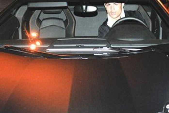 Cristiano Ronaldo avança carro em cima de paparazzo