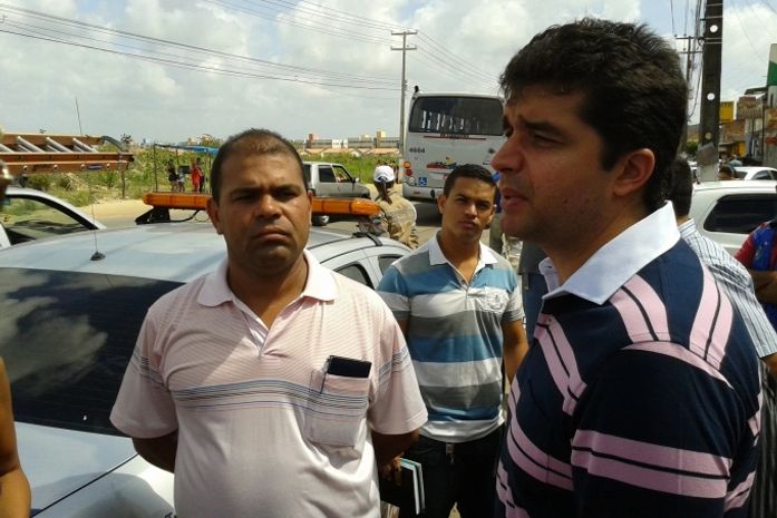 Prefeito acompanha mutirão de limpeza e luz no Benedito Bentes