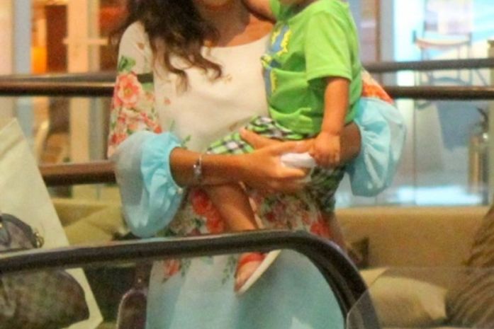 Grávida de três meses, Juliana Paes passeia com filho em shopping