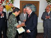 Governador concede medalha a comandante do Exército em Alagoas