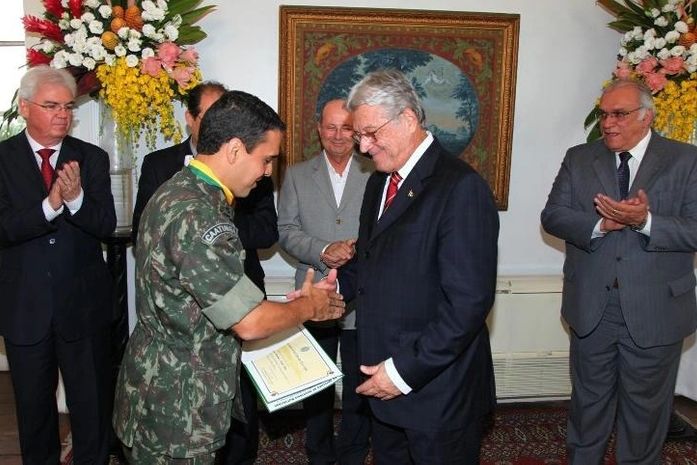 Governador concede medalha a comandante do Exército em Alagoas