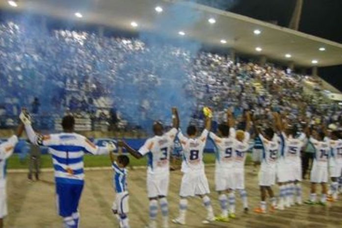 Mancha Azul invade churrascaria e ameaça delegação do CSA