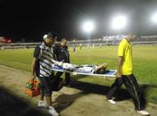 Valdívia saindo do campo direto para hospital - fratura do tornozelo