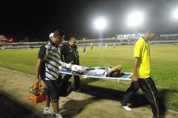 Valdívia saindo do campo direto para hospital - fratura do tornozelo