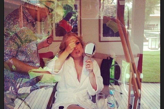 Enquanto Angélica trabalha, Luciano Huck se diverte com a criançada