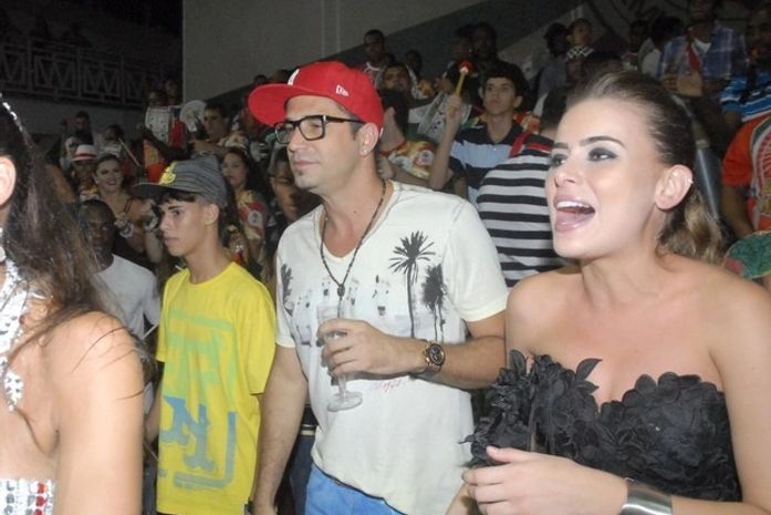 Latino vai a ensaio da Grande Rio com namorada e encontra ex