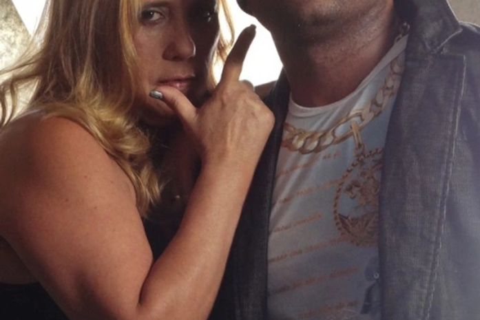 Rita Cadillac vira executiva chique em clipe de funkeiro