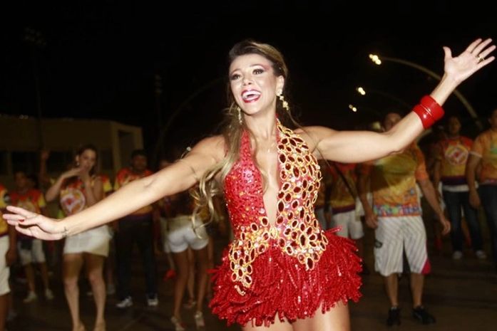 Ex-BBBs Kelly e Fabiana se jogam no ensaio de escola de samba paulistana