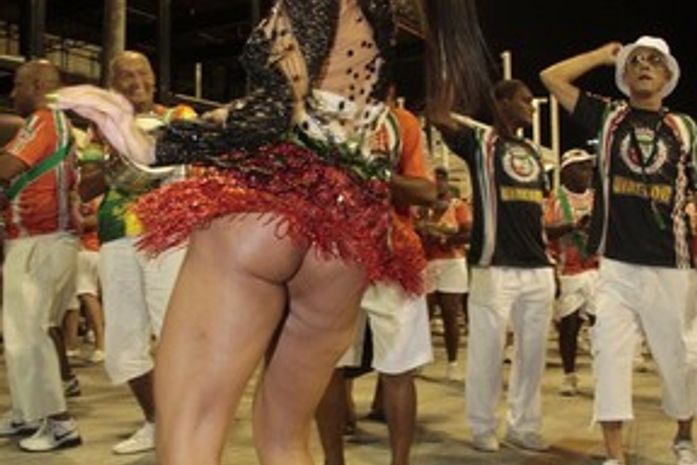 Bumbum de Carla Prata causa estranheza em ensaio na Sapucaí