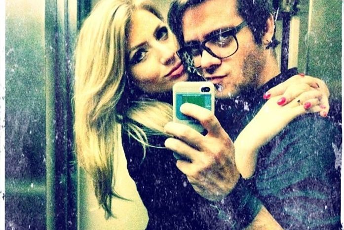 Em clima de romance, ex-BBB Max posa ao lado da nova namorada