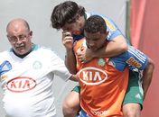 Valdivia se machuca e sai carregado em treino do Palmeiras