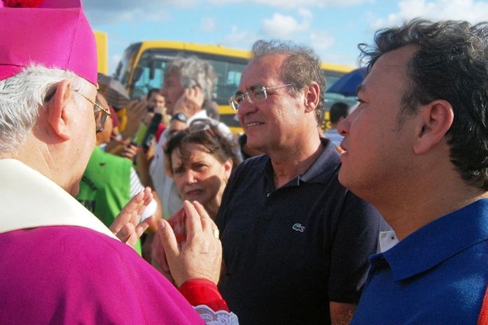 Renan e Cristiano Matheus conversam com dom Valério Brêda
