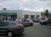 Dupla invade casa, faz mulher e filha reféns e estupra babá no Francês