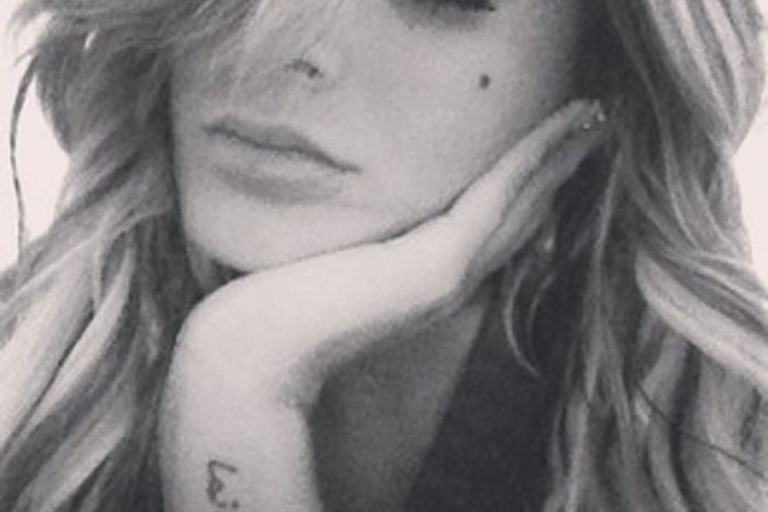 Meio 'deprê', Andressa Urach posta foto  e faz apelo: 'Queria uma paixão...';