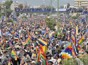 Após o reconhecimento da ONU, centenas de indígenas ocuparam as ruas de Cochabamba para comemorar