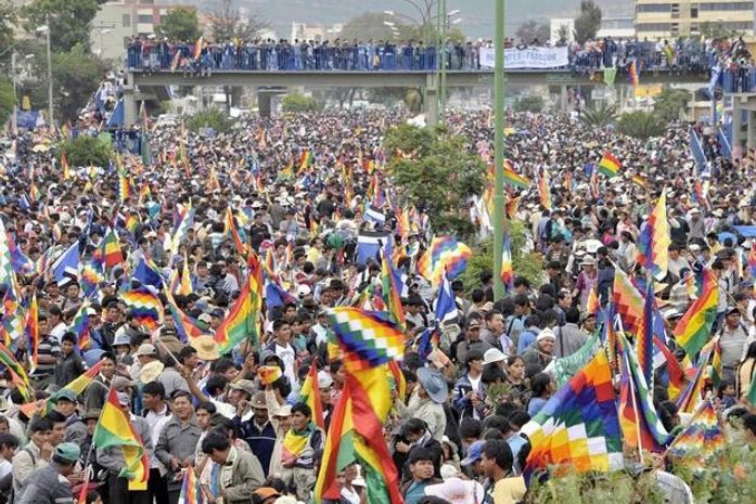 Após o reconhecimento da ONU, centenas de indígenas ocuparam as ruas de Cochabamba para comemorar