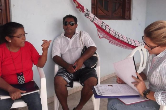 Sheila Duarte conversando com a comunidade