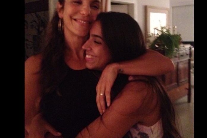 Regina Casé posta foto da filha com Ivete Sangalo: ‘Lindas e corajosas’