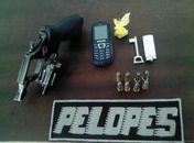 Arma e materiais apreendidos com o acusado