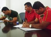 Adriano Soares assinando o contrato de outorga na Arsal