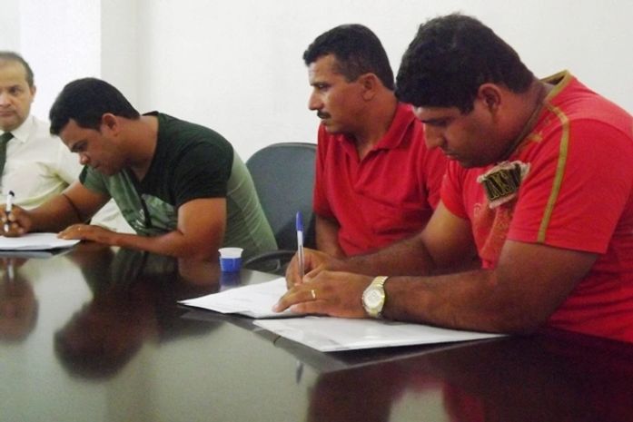 Adriano Soares assinando o contrato de outorga na Arsal