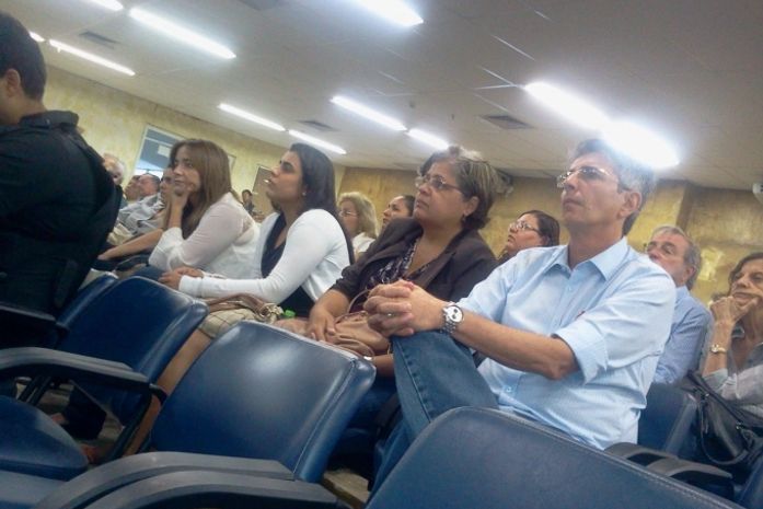 Pais e irmã de Fábio Acioli acompanham o julgamento do caso