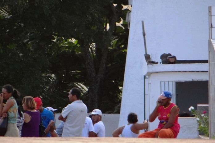 Servidores tentam impedir família de enterrar parente em cemitério municipal