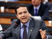 Renan Filho se defende de acusações de desvio de merenda