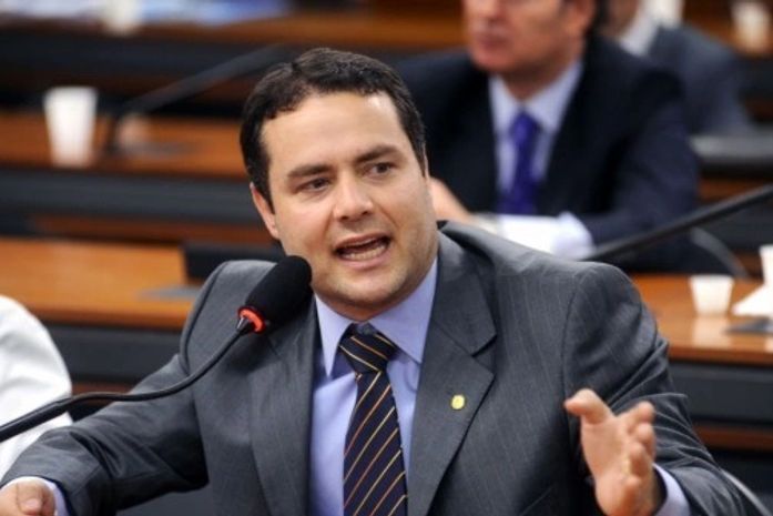 Renan Filho se defende de acusações de desvio de merenda