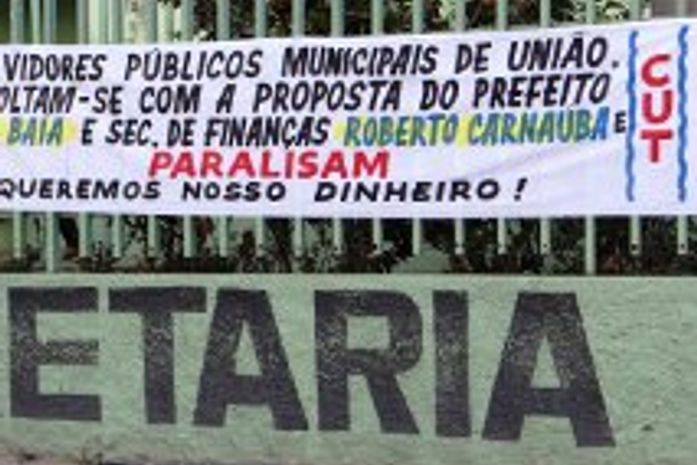 Colocaram até faixa os servidores municipais de Uniao