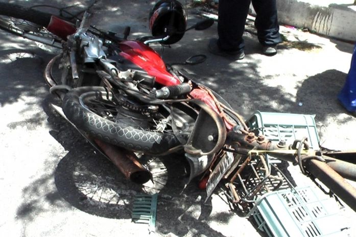 Entregador fica ferido em acidente na Ponta Verde