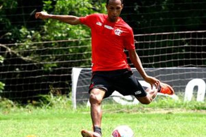 Flamengo libera e empresário negocia Liedson com outros clubes