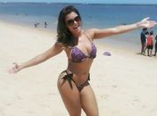 De biquíni, Panicat Babi Rossi exibe corpão em praia em Maceió