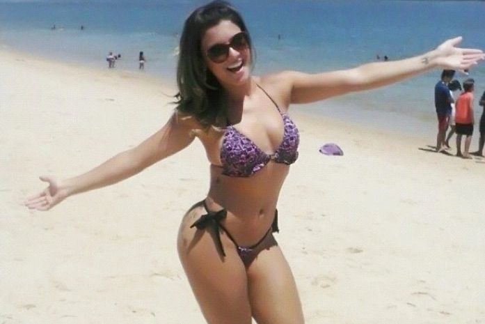 De biquíni, Panicat Babi Rossi exibe corpão em praia em Maceió