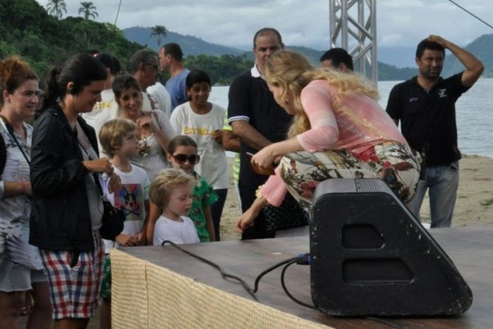 Filhos de Angélica acompanham gravação do ‘Estrelas’ com Aviões